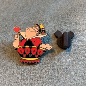 Queen of hearts chess disney pin hidden mickey